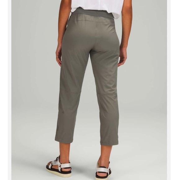 Lululemon Beyond the Studio Crop - Picture 1 of 12